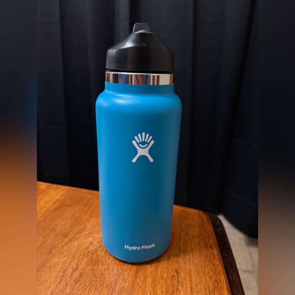Hydro Flask Ocean Blue Bottle with Black Lid 32oz